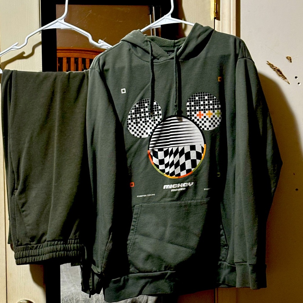 Mickey Mouse men’s sweatsuit set men’s size extra large.